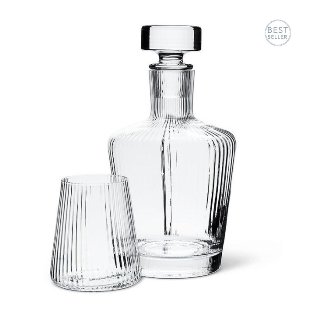 Vented optic liquor decanter with ribbed design